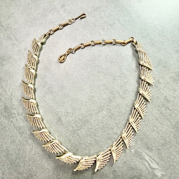 Vintage Coro Light Gold Tone Wing Link Statement Necklace - Women Jewelry - Picture 2 of 5